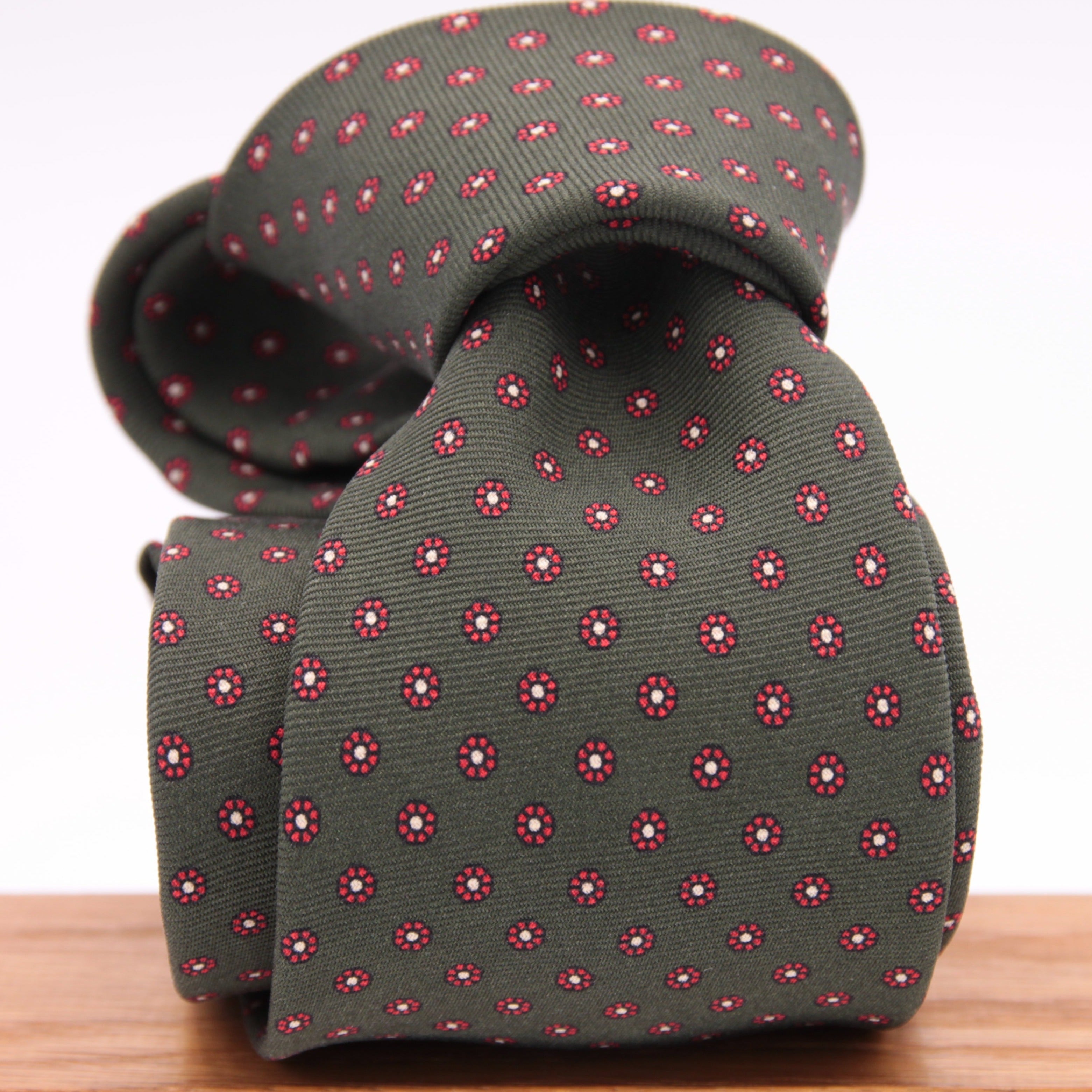 Holliday & Brown for Cruciani & Bella 100% printed Silk Self tipped Green, Red and White motif tie Handmade in Italy 8 cm x 150 cm 5014