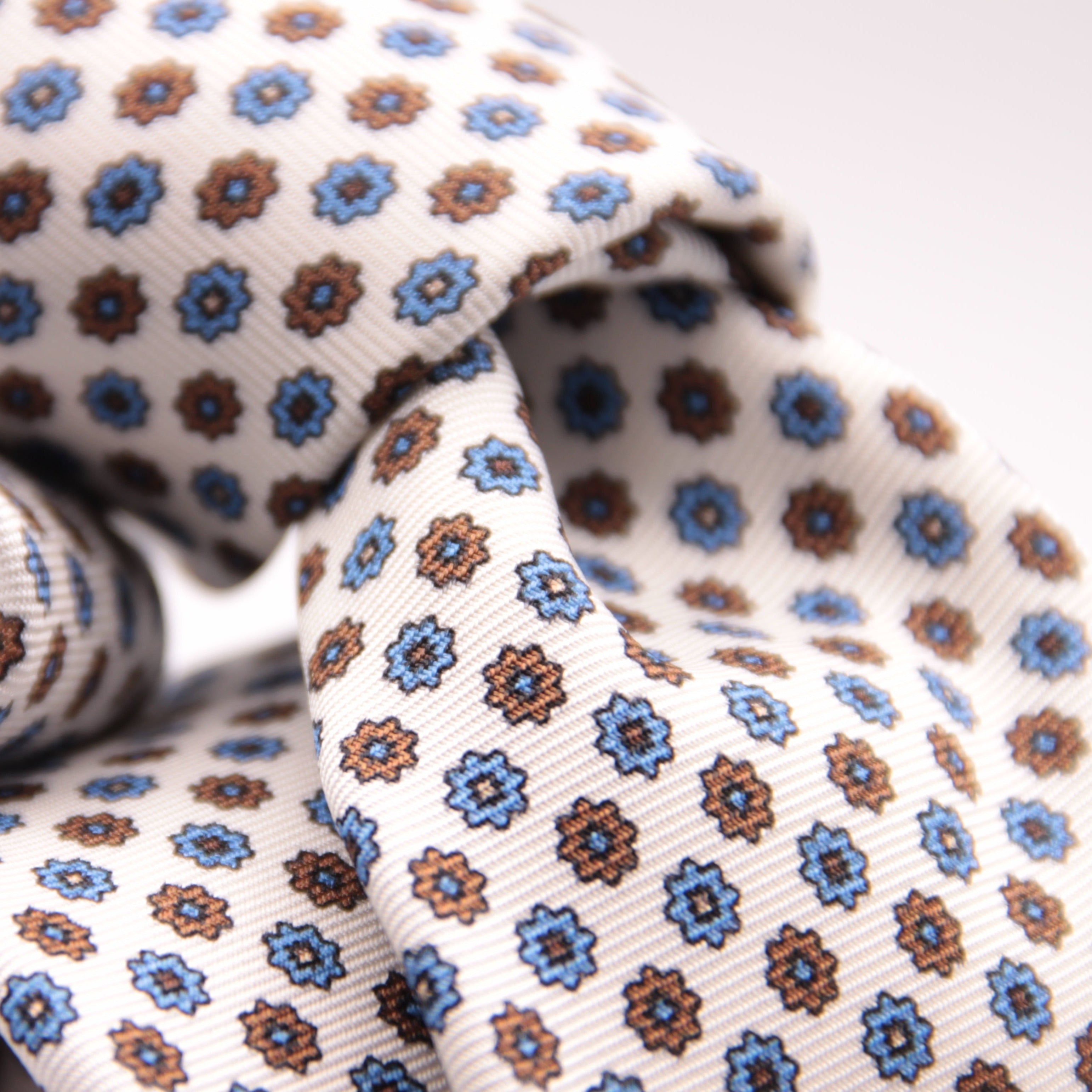 Holliday & Brown for Cruciani & Bella 100% printed Silk Self tipped White, Light Blue and Brown motif tie Handmade in Italy 8 cm x 150 cm #6328