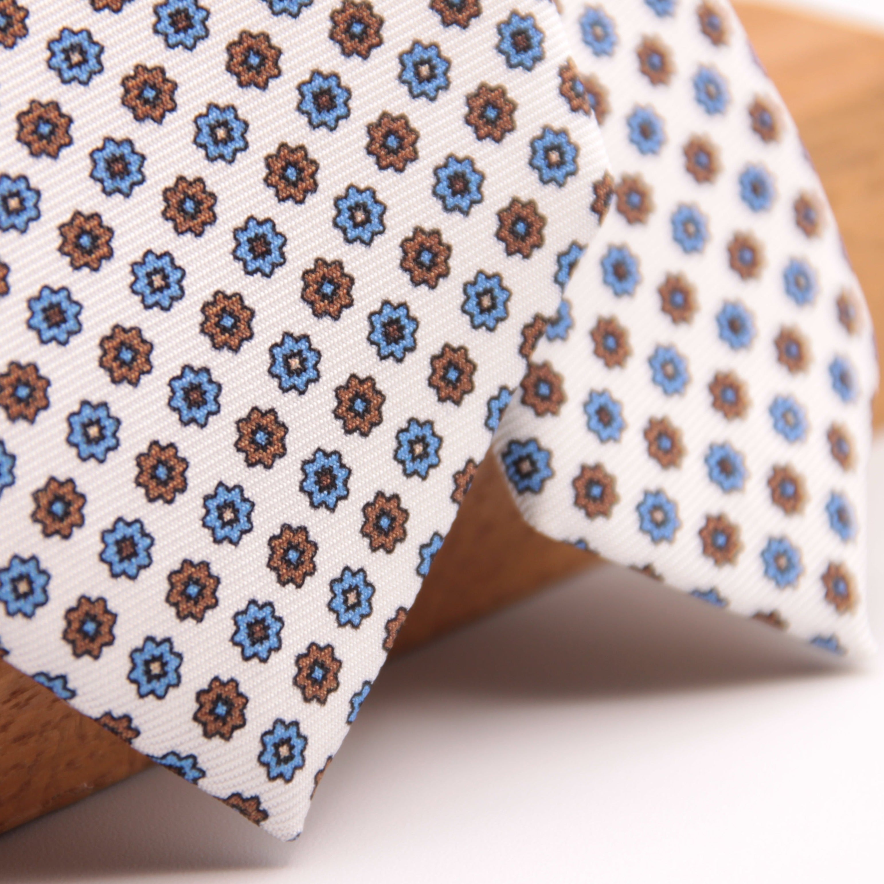 Holliday & Brown for Cruciani & Bella 100% printed Silk Self tipped White, Light Blue and Brown motif tie Handmade in Italy 8 cm x 150 cm #6328