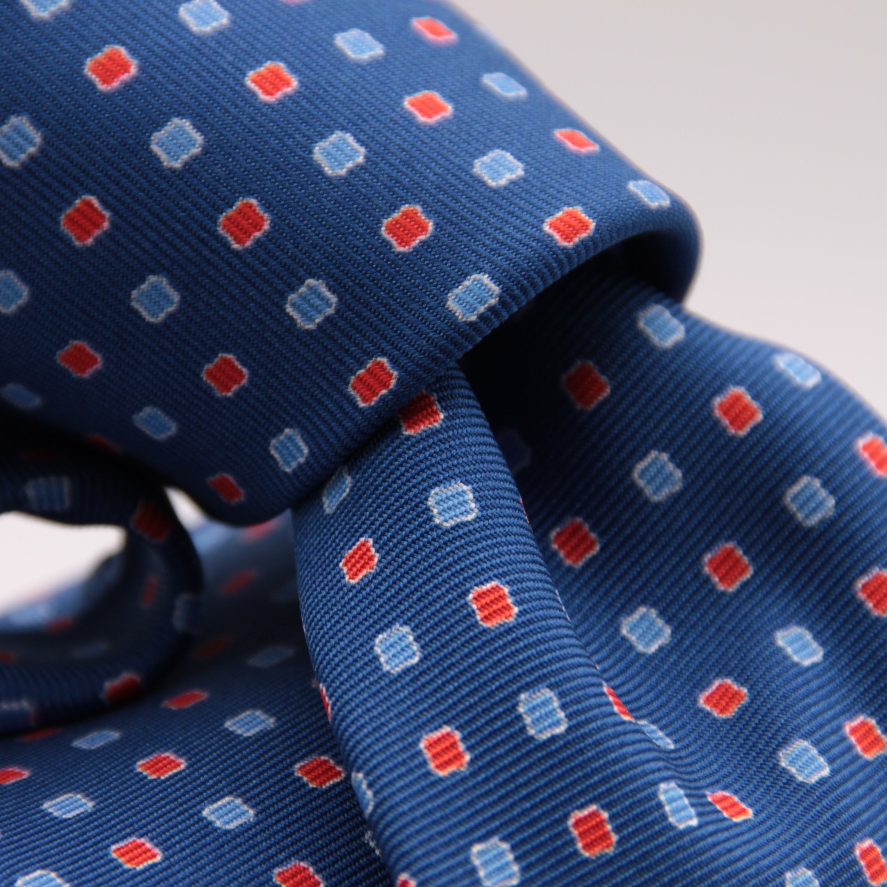 Holliday & Brown for Cruciani & Bella 100% printed Silk Self tipped Light Blue and Red  motif tie Handmade in Italy 8 cm x 150 cm #6317