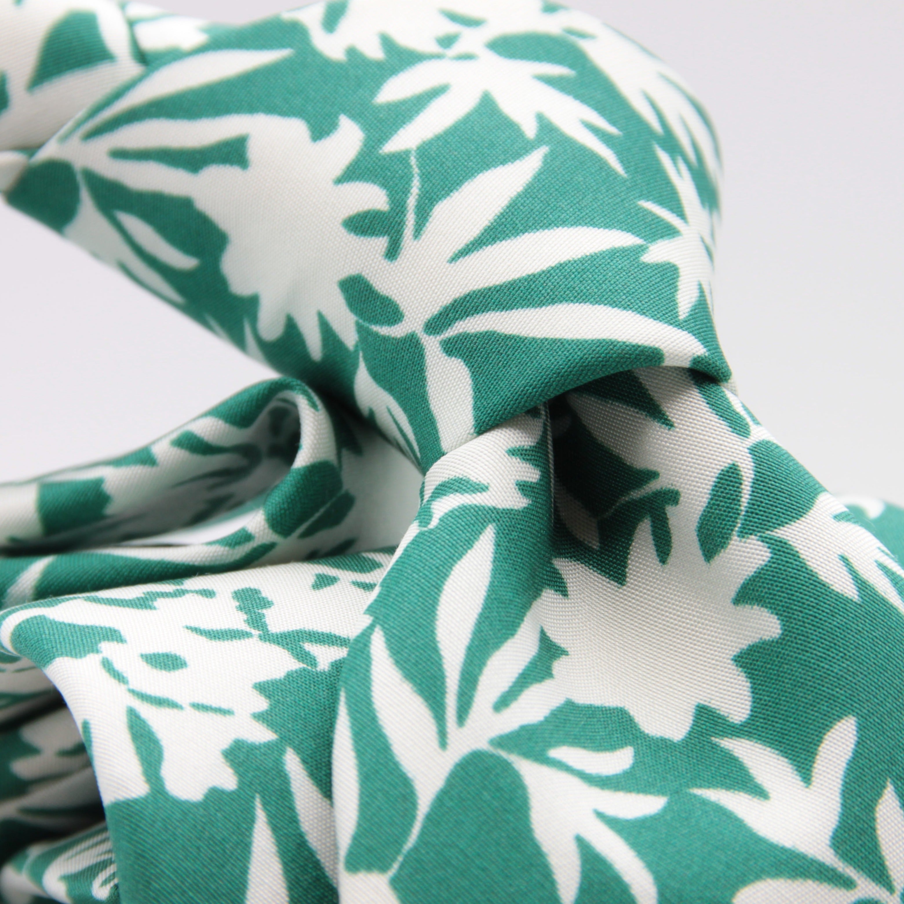 Drake's for Cruciani e Bella 100%  Printed Silk Tipped Green and White Palm Tree Motif Tie 36 oz Handmade in London, England 8 cm x 150 cm #3171