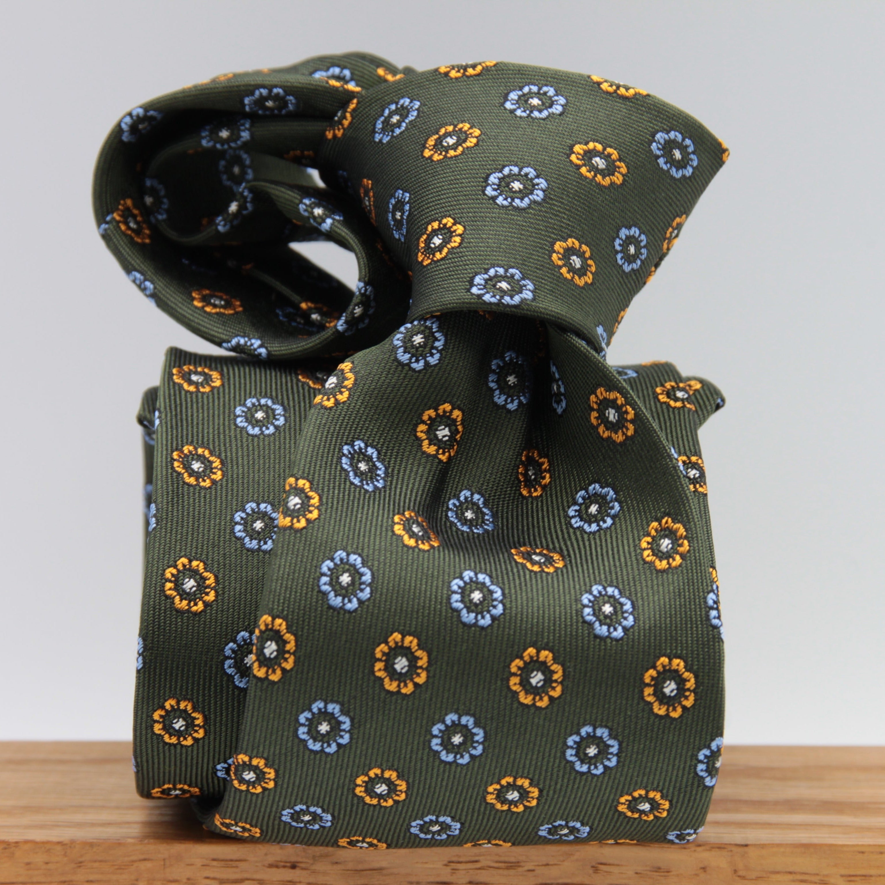 Cruciani & Bella 100% Woven Jacquard Silk Self-Tipped Green, Light Blue, Yellow and White motif tie Handmade in England 8 x 150 cm #6419