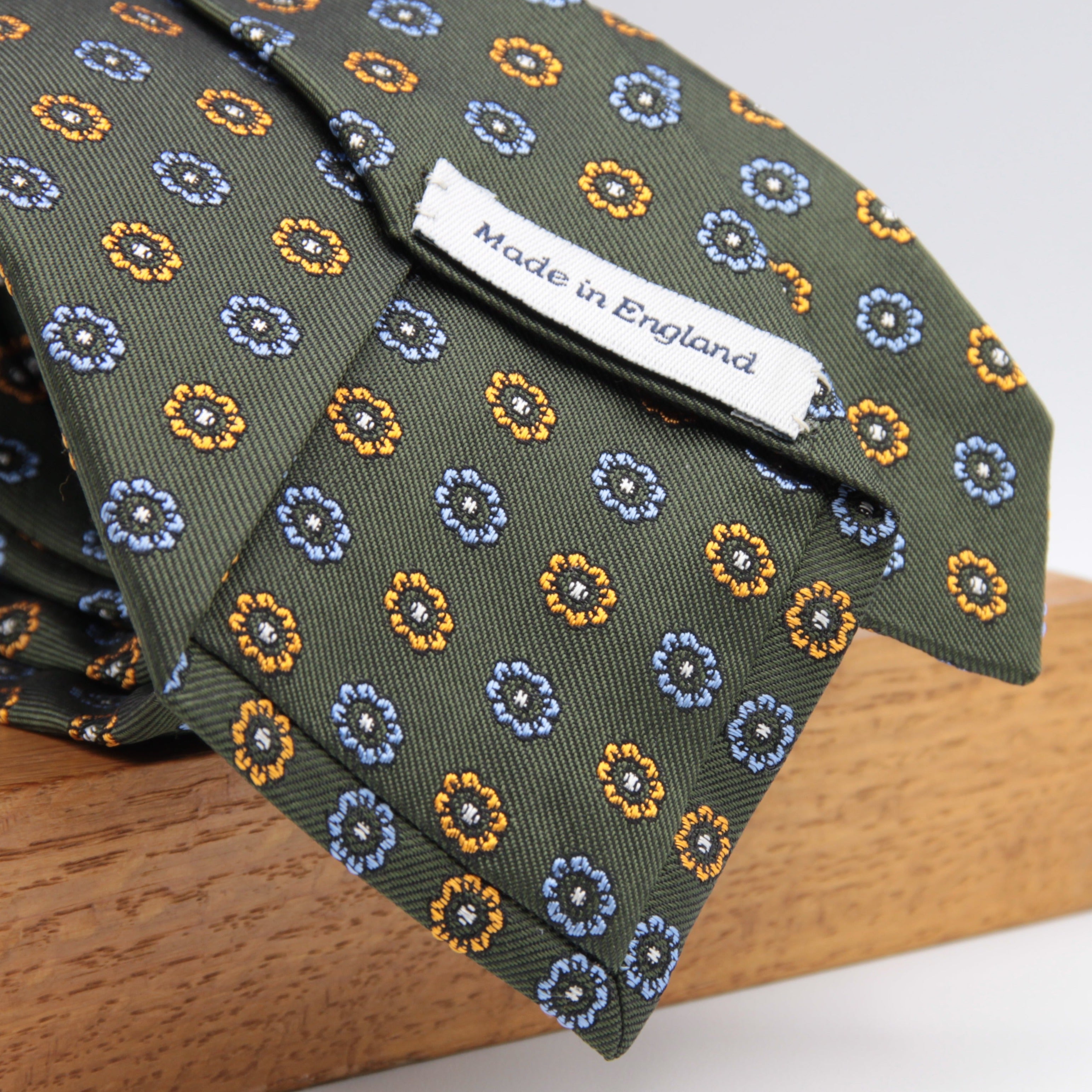 Cruciani & Bella 100% Woven Jacquard Silk Self-Tipped Green, Light Blue, Yellow and White motif tie Handmade in England 8 x 150 cm #6419