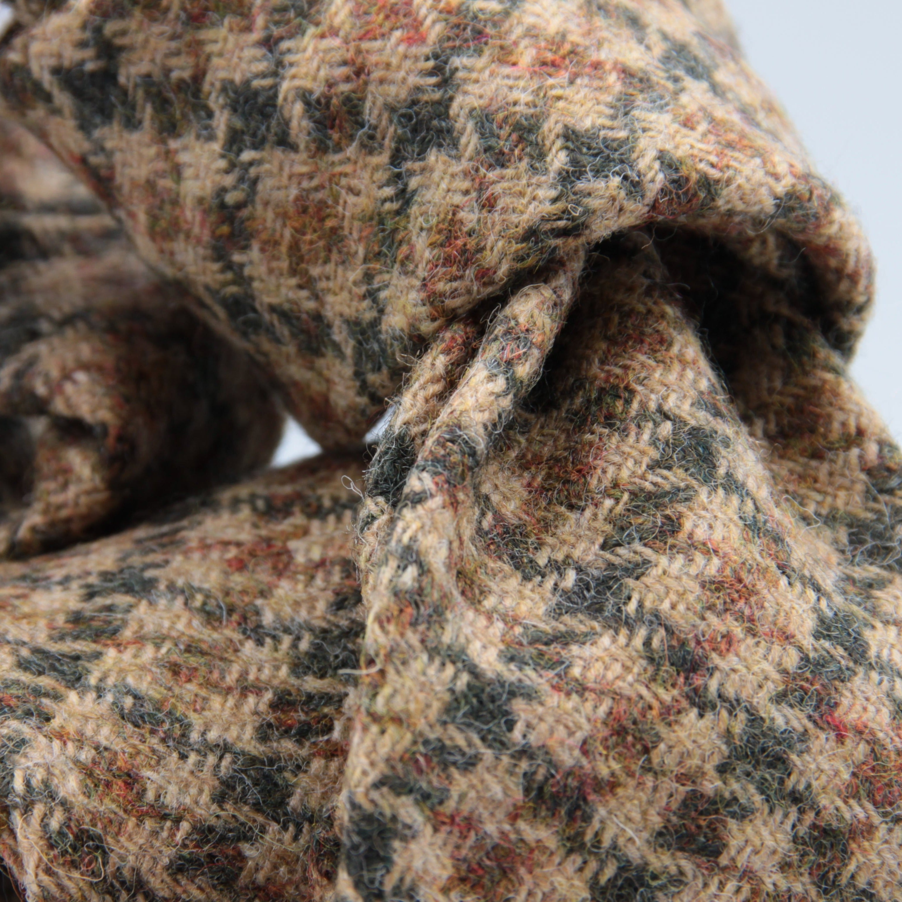 Cruciani & Bella 100% Shetland Tweed  Unlined Hand rolled blades Ecru, Green and Brown Motif Tie Handmade in Italy Fabric Made in England 8 cm x 150 cm Suggested knot: 4 in hand #7494
