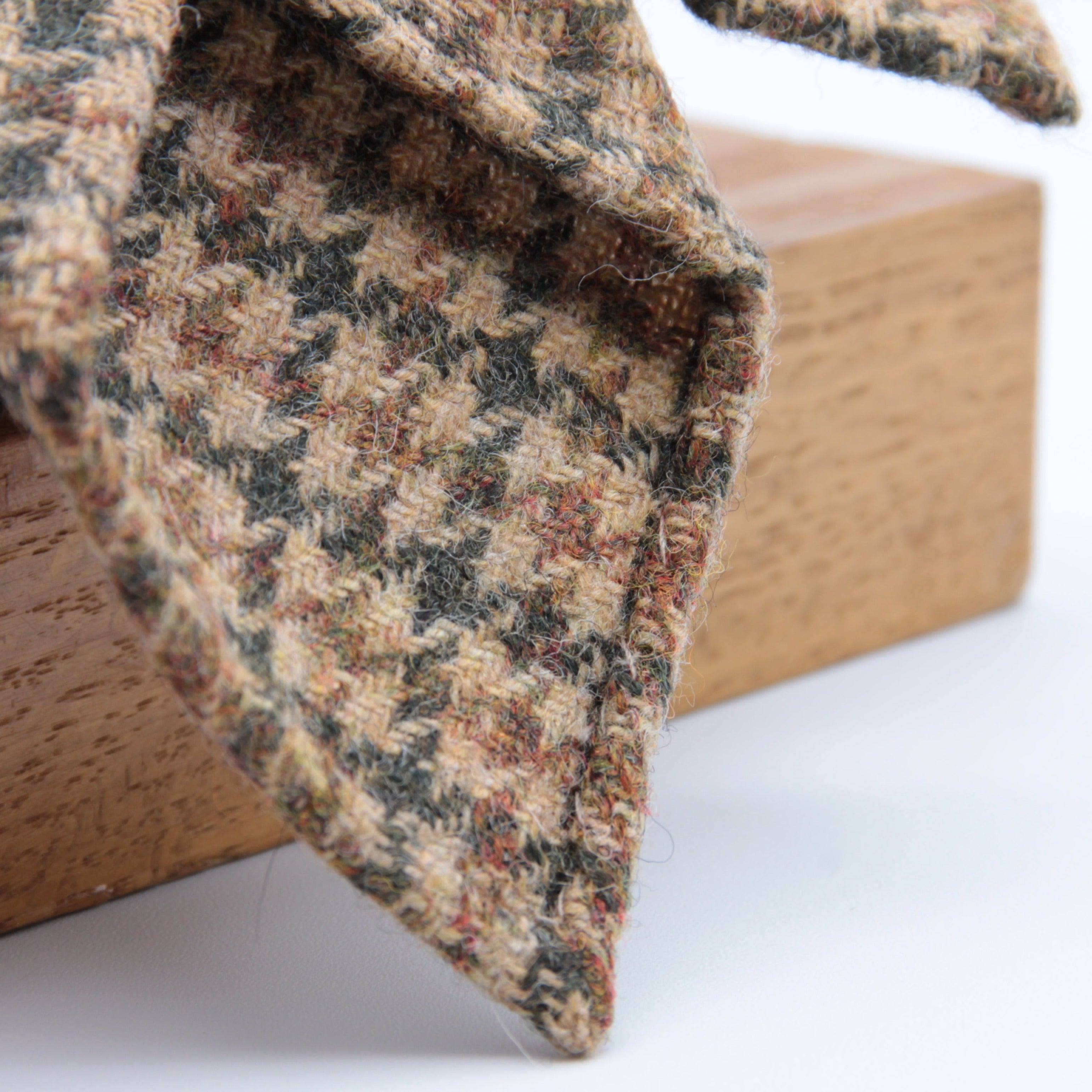Cruciani & Bella 100% Shetland Tweed  Unlined Hand rolled blades Ecru, Green and Brown Motif Tie Handmade in Italy Fabric Made in England 8 cm x 150 cm Suggested knot: 4 in hand #7494