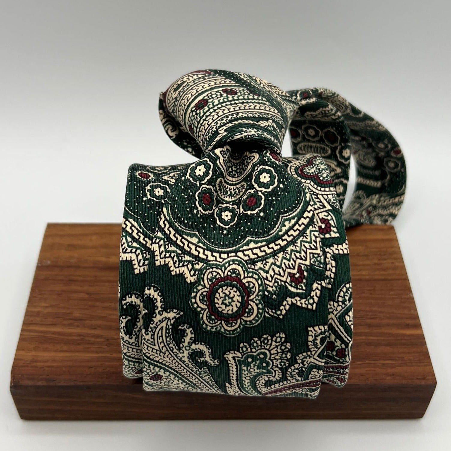 Drake's for Cruciani & Bella 100% Silk Self Tipped Green Tie Ecru and Wine Paisley Handmade in England 8,5 cm x 146 cm #6515