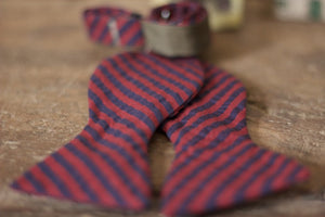 Noodles Bow Ties 100% Cotton  Red and blue seersucker Handcrafted in Italy Coated metal hardware  Olive green gabardine inside Hand-stitched labels Handmade boxes Self-tie bow ties