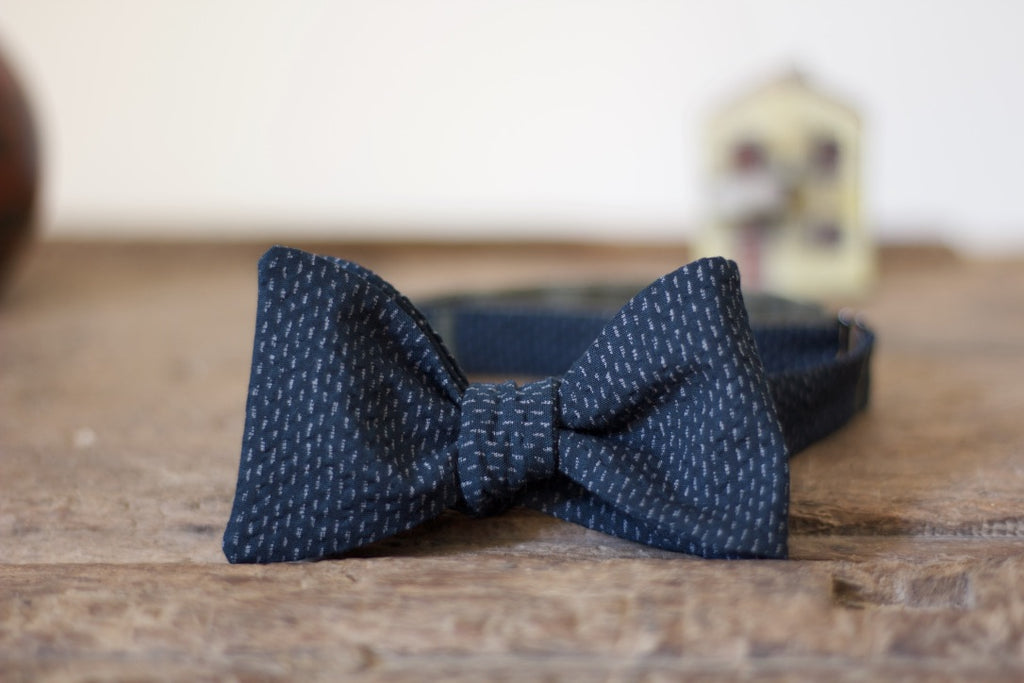 Noodles Bow Ties 100% Japanese Cotton  Blue navy, grey dashes seersucker Handcrafted in Italy Coated metal hardware  Olive green gabardine inside Hand-stitched labels Handmade boxes Self-tie bow ties