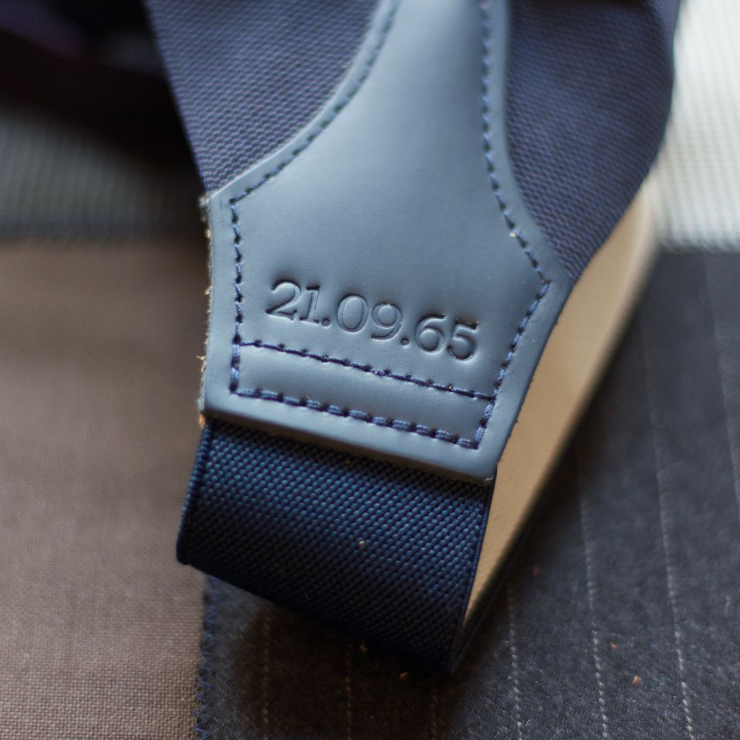 You can personalize the braces you just bought., with hot leather embossing.  BLIND (plain without foil) GOLD SILVER All caps only, font as pictured. Dates embossing is available on the back only.  Only blind, without foil. Not available on clip-on braces Not available in 2 in 1 braces Estimated waiting time 10/14 days for initials and dates. Please use the note in the checkout to specify date and letters desired. Please not that we cannot refund personalized items.