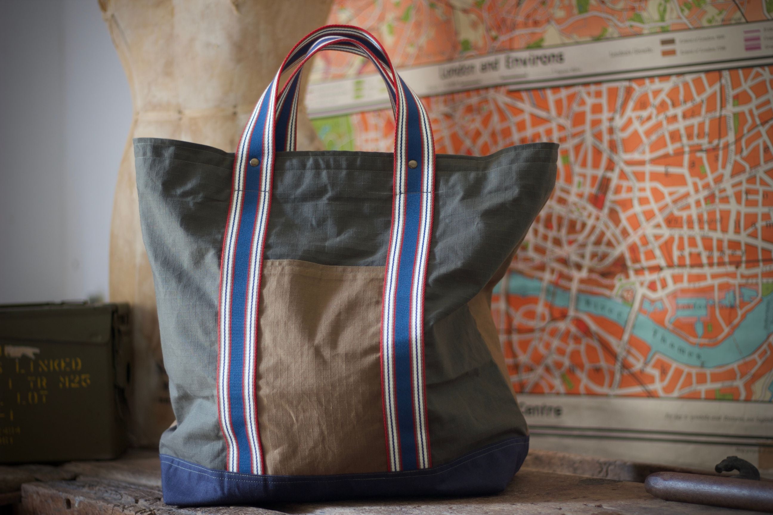 100% organic cotton - 7.5 oz ripstop cotton, 7mmx7mm - UK fabric, GOTS certified - FCF free and biodegradable fabric - Water repellent - Vegan dry wax finish - Royal blue/ Red/ Off white/ Oat handles - Belgian webbings, OEKO-TEX® Standard 100 certified - Antique brass rivets - Handcrafted, in house, in Italy, one piece at the time