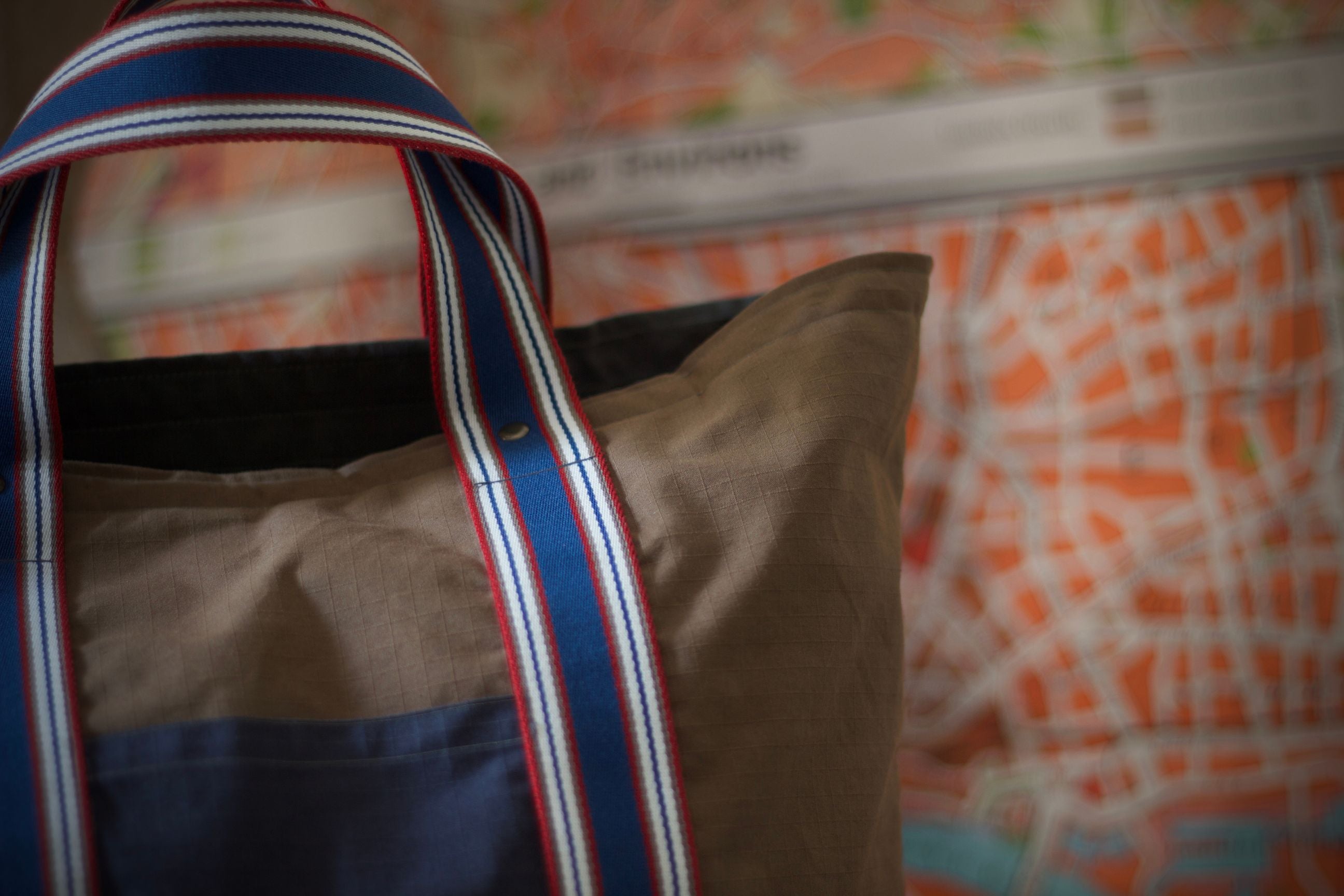 100% organic cotton - 7.5 oz ripstop cotton, 7mmx7mm - UK fabric, GOTS certified - FCF free and biodegradable fabric - Water repellent - Vegan dry wax finish - Royal blue/ Red/ Off white/ Oat handles - Belgian webbings, OEKO-TEX® Standard 100 certified - Antique brass rivets - Handcrafted, in house, in Italy, one piece at the time