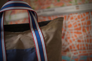 100% organic cotton - 7.5 oz ripstop cotton, 7mmx7mm - UK fabric, GOTS certified - FCF free and biodegradable fabric - Water repellent - Vegan dry wax finish - Royal blue/ Red/ Off white/ Oat handles - Belgian webbings, OEKO-TEX® Standard 100 certified - Antique brass rivets - Handcrafted, in house, in Italy, one piece at the time
