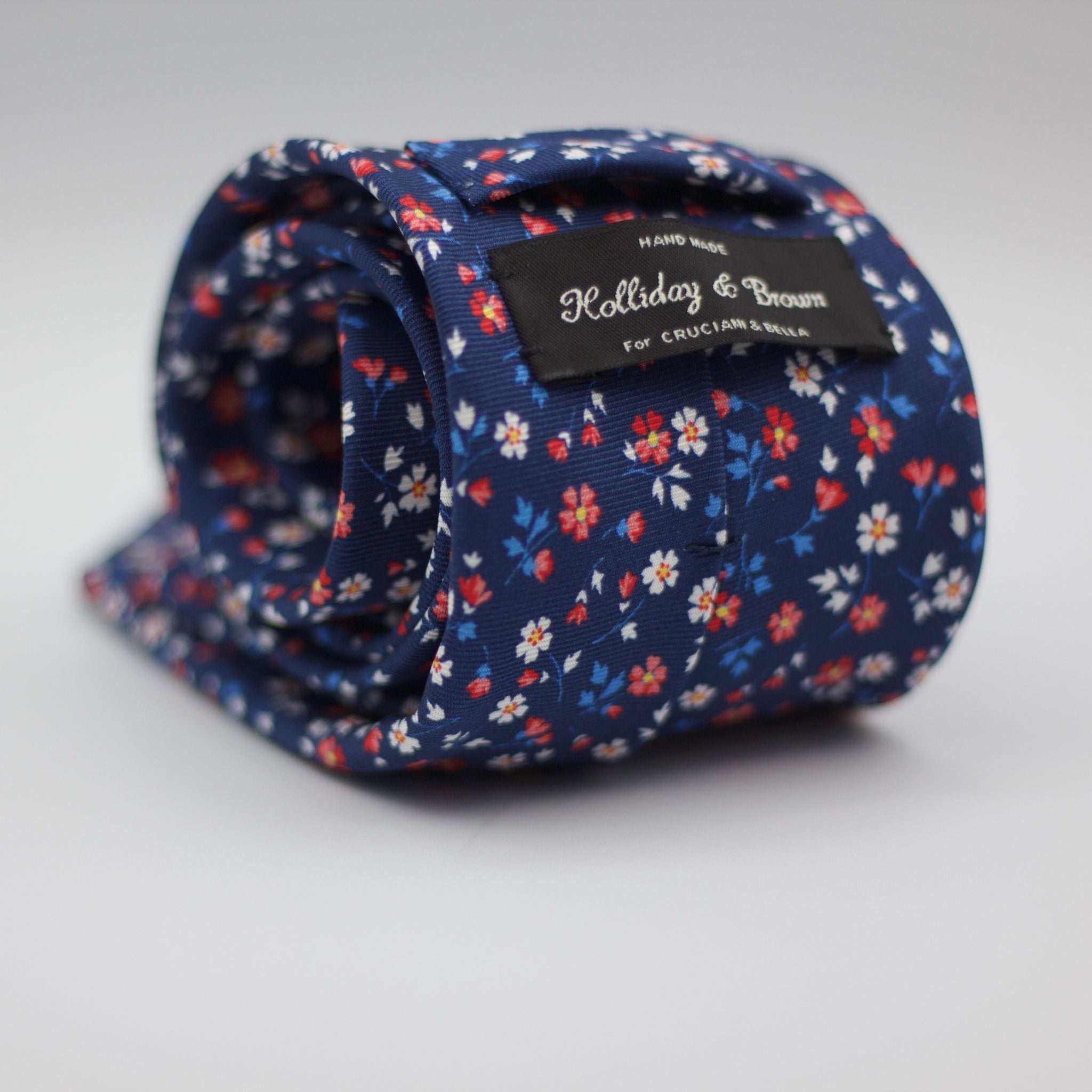 Holliday & Brown for Cruciani & Bella 100% printed Silk Self Tipped Blue, with White and Red Floral motif tie Handmade in Italy 8 cm x 150 cm #6311