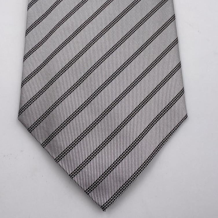 Franco Bassi for Cruciani & Bella 100% Wowen Silk Tipped Motif Light Grey Wowen Tie Handmade in Italy 9 cm x 148 cm New Old Stock #6437