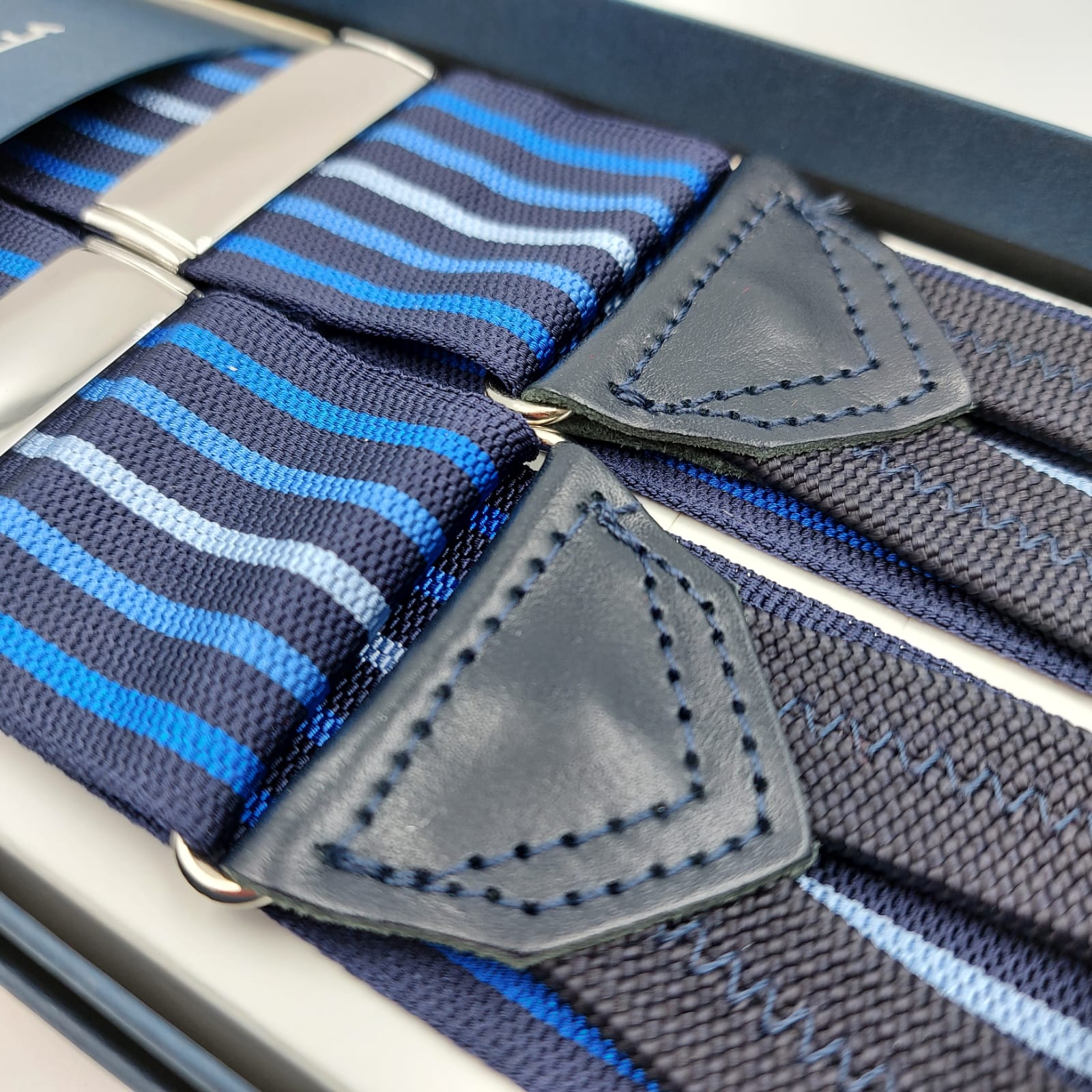 Albert Thurston for Cruciani & Bella Made in England Adjustable Sizing 40 mm Woven Barathea  Dark Blue and Light Blue  Stripes  Motif  Braces Y-Shaped Nickel Fittings Multifit
