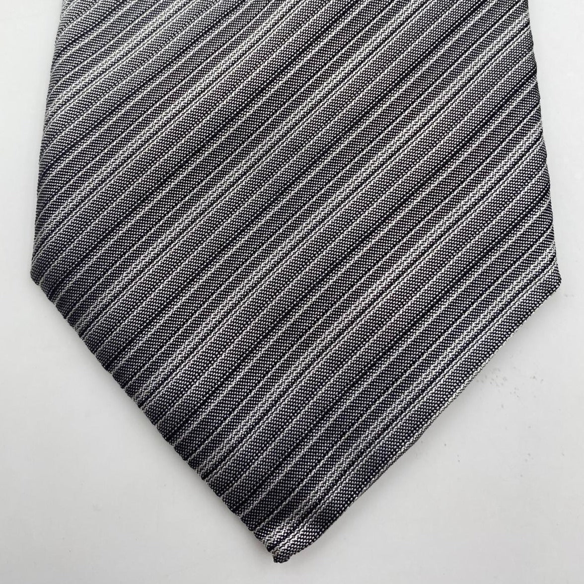 Cruciani & Bella 100% Wowen Silk Self Tipped Striped Grey Wowen Tie Handmade in Italy 9 cm x 148 cm New Old Stock #6446
