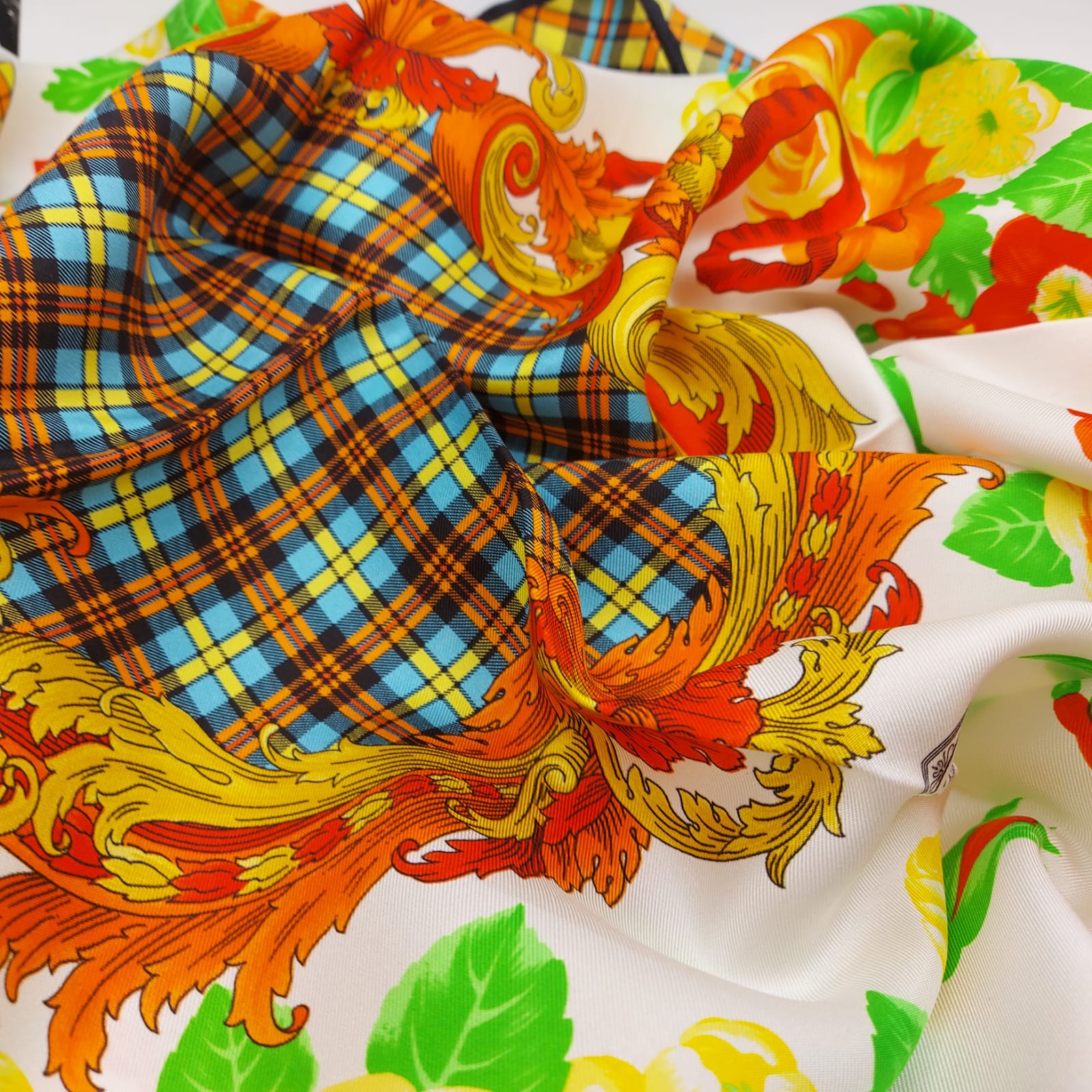 Cruciani & Bella Hand-rolled   100% Silk Multicolor Atelier Versace Vintage Collection Made in Italy 90 cm X 90 cm #6371 