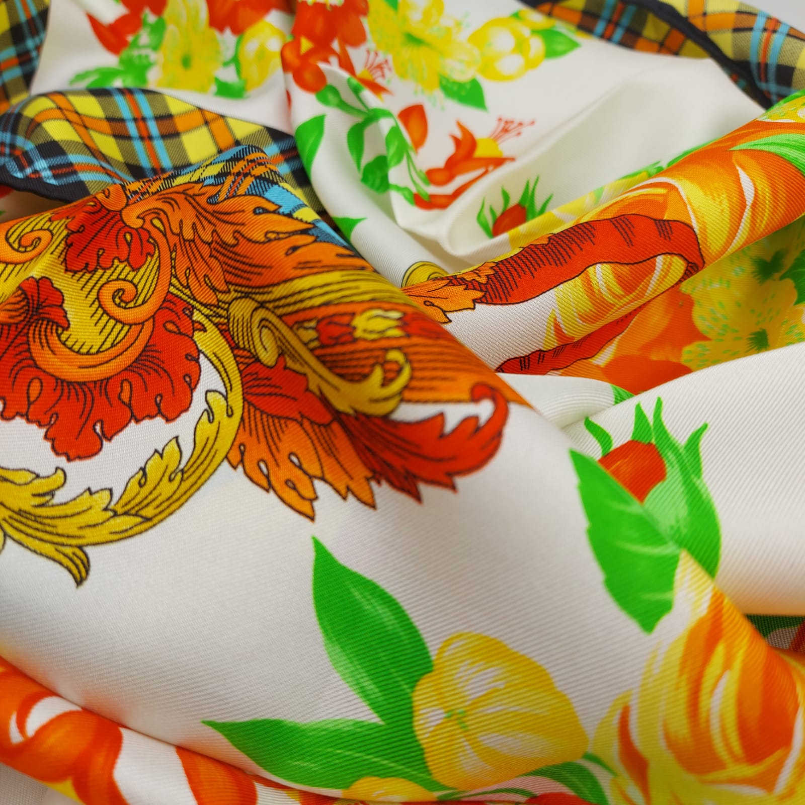 Cruciani & Bella Hand-rolled   100% Silk Multicolor Atelier Versace Vintage Collection Made in Italy 90 cm X 90 cm #6371 