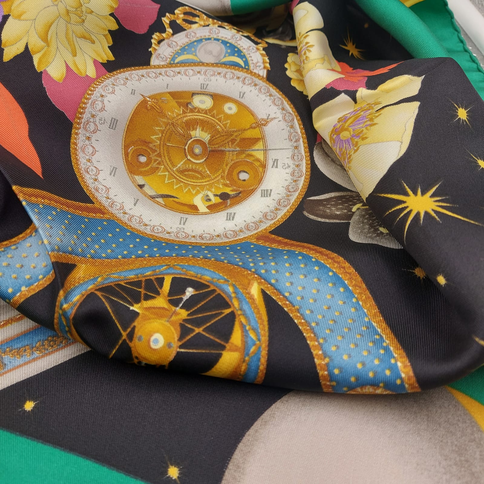 Cruciani & Bella Hand-rolled   100% Silk Dark ,Green and Red Leonard Paris Vintage Collection Made in Italy 90 cm X 90 cm #6376