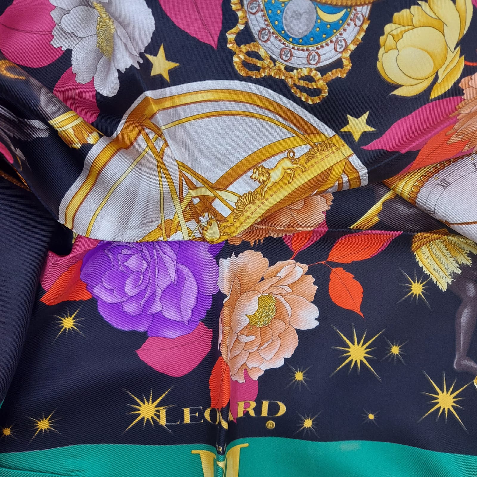 Cruciani & Bella Hand-rolled   100% Silk Dark ,Green and Red Leonard Paris Vintage Collection Made in Italy 90 cm X 90 cm #6376