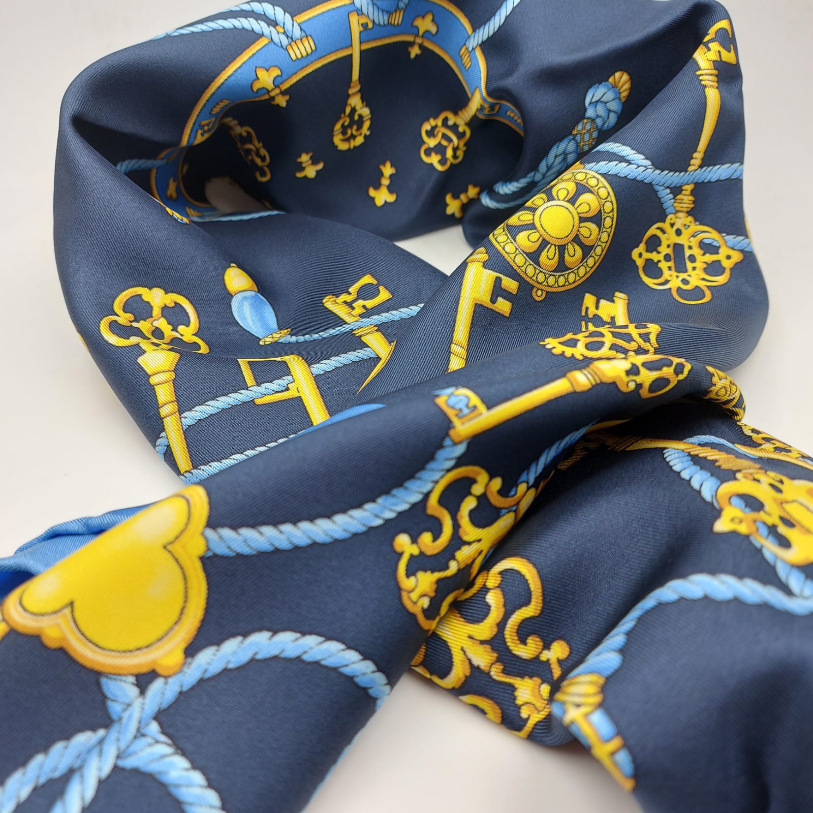 Cruciani & Bella Hand-rolled   100% Silk Keys Design Blue and Light Blue Made in Italy 90 cm X 90 cm #6353