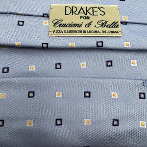 Drake's Vintage 100% Silk Wowen Jaquard Tipped  Light Blue Light Blue, Yellow, White Motif Handmade in England 9,5 cm x 146 cm #6532