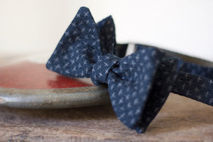 Noodles Bow Ties 100% Japanese Cotton  Blue navy, grey crosses Handcrafted in Italy Coated metal hardware  Olive green gabardine inside Hand-stitched labels Handmade boxes Self-tie bow ties