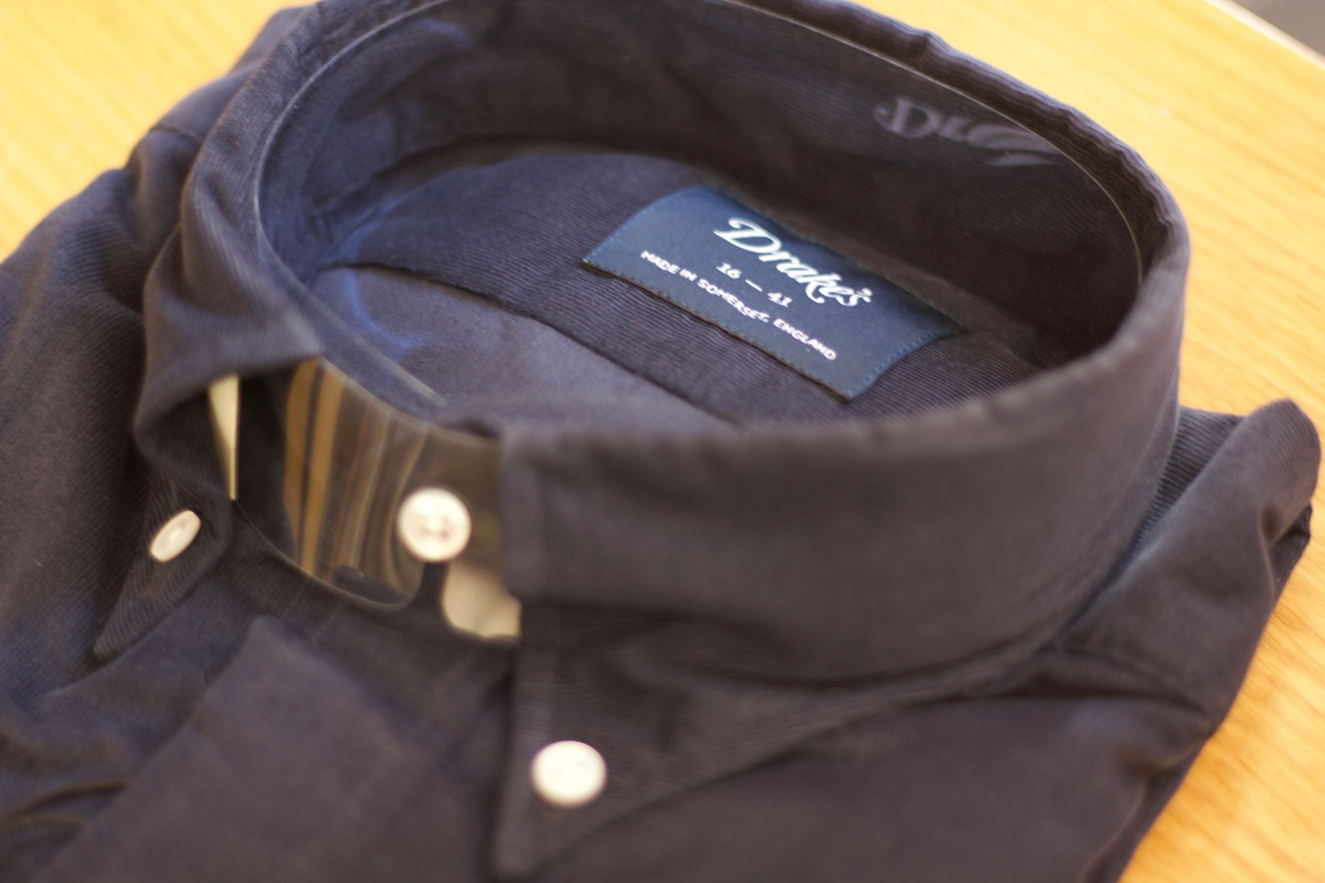 100% Cotton Made in Our Factory in Somerset, England Button-Down Collar with Brushed, Floating Interlining Box Pleat Single Rounded One-Button Cuff Point Breast Pocket with Pen Holder Whipped 18L Mother of Pearl Buttons